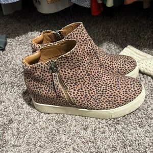 Wedge printed booties